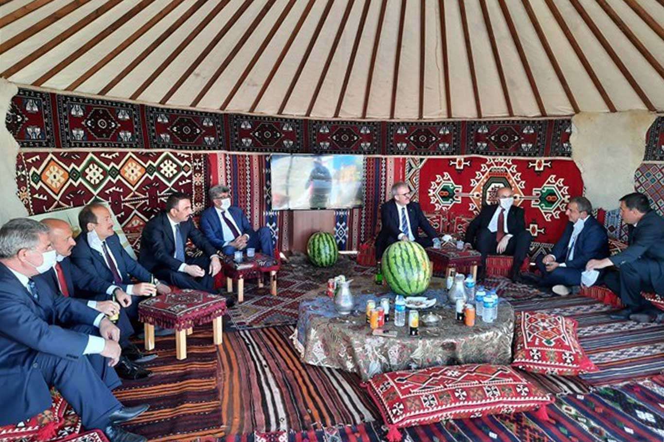 Diyarbakır Valisi Karaloğlu, Ahlat Otağı'nda bölge valileri ile bir araya geldi Diyarbakır Valisi Karaloğlu, Ahlat Otağı'nda bölge valileri ile bir araya geldi